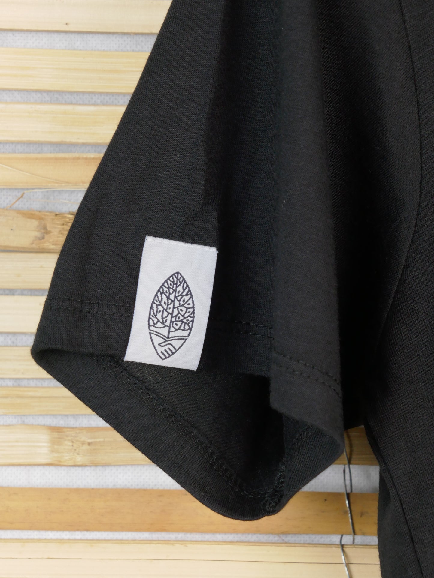 MIRO aus Holzfaser (EcoVero) mit kleinem Logo, schwarz